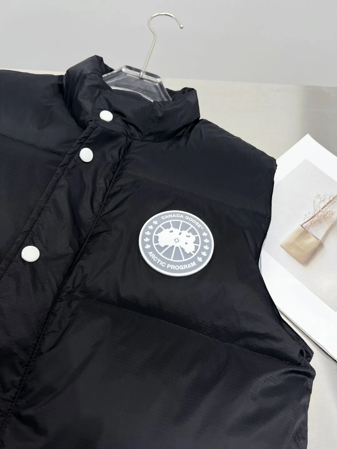 P480 𝗖𝗔𝗡𝗔𝗗𝗔 𝗚𝗢𝗢𝗦𝗘/Canada Goose White Label Glacier Vest Down Jacket Freestyle Vest THEICON This excellent down-filled vest can be freely layered with a variety of clothes, making it a favorite during the changing seasons. It's classic, versatile and provides excellent warmth. The Northern Lights capsule collection is reimagined in rich tones inspired by the stunning colors of Canada's north. The Glacial Haze capsule collection is revamped with a striking and layered color palette that evokes the feeling of being caught in the mist surrounding icebergs and glaciers. The top original replica version refers to the highest version in China (there is no one) (it is a piece of craftsmanship to make a piece of clothing that is ZP when placed in the counter) 1⃣ Made of original custom-made double plain 9500-100% nylon nylon fabric, windproof, waterproof and stain-resistant 2⃣ Filled with national standard Guangzhou Inspection white duck down, the amount of down is more than twice that of ordinary goods.  3⃣The zipper is customized from Yoshida YKK factory, with clear engraving and perfect and smooth texture. 4⃣Collar label, armband, back label, hangtag, complete anti-counterfeiting mark. Color: black, white, mood blue, melted water blue, graphite gray, purple. Size: XS S M L XL XXL